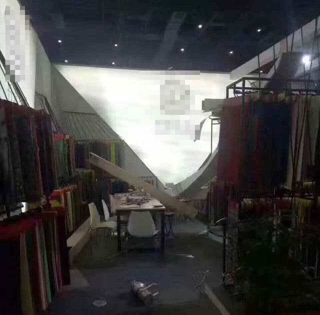 展會現(xiàn)場出大事了 論展臺設計的安全性