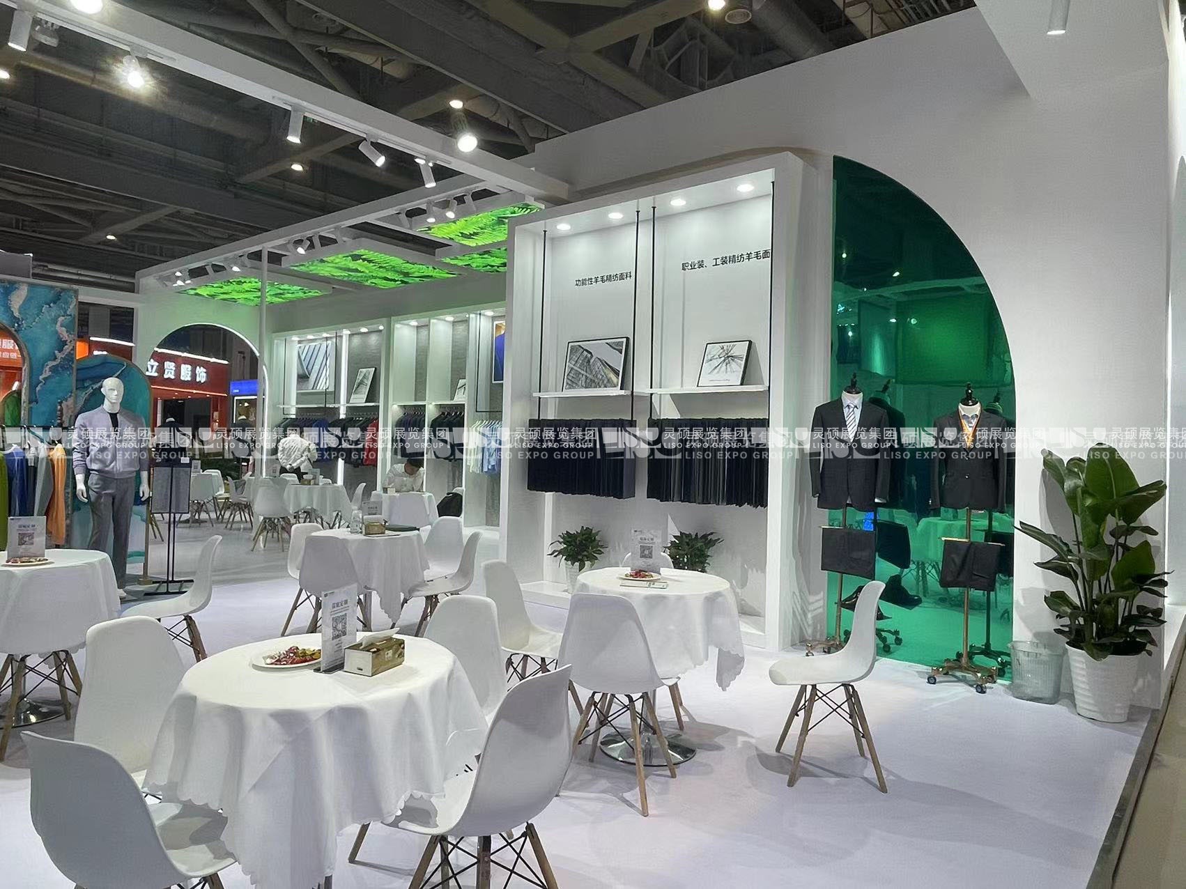 校服展展臺(tái)搭建案例-箭鹿集團(tuán)