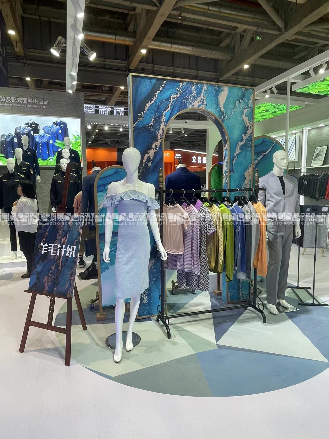 校服展展臺(tái)搭建案例-箭鹿集團(tuán)