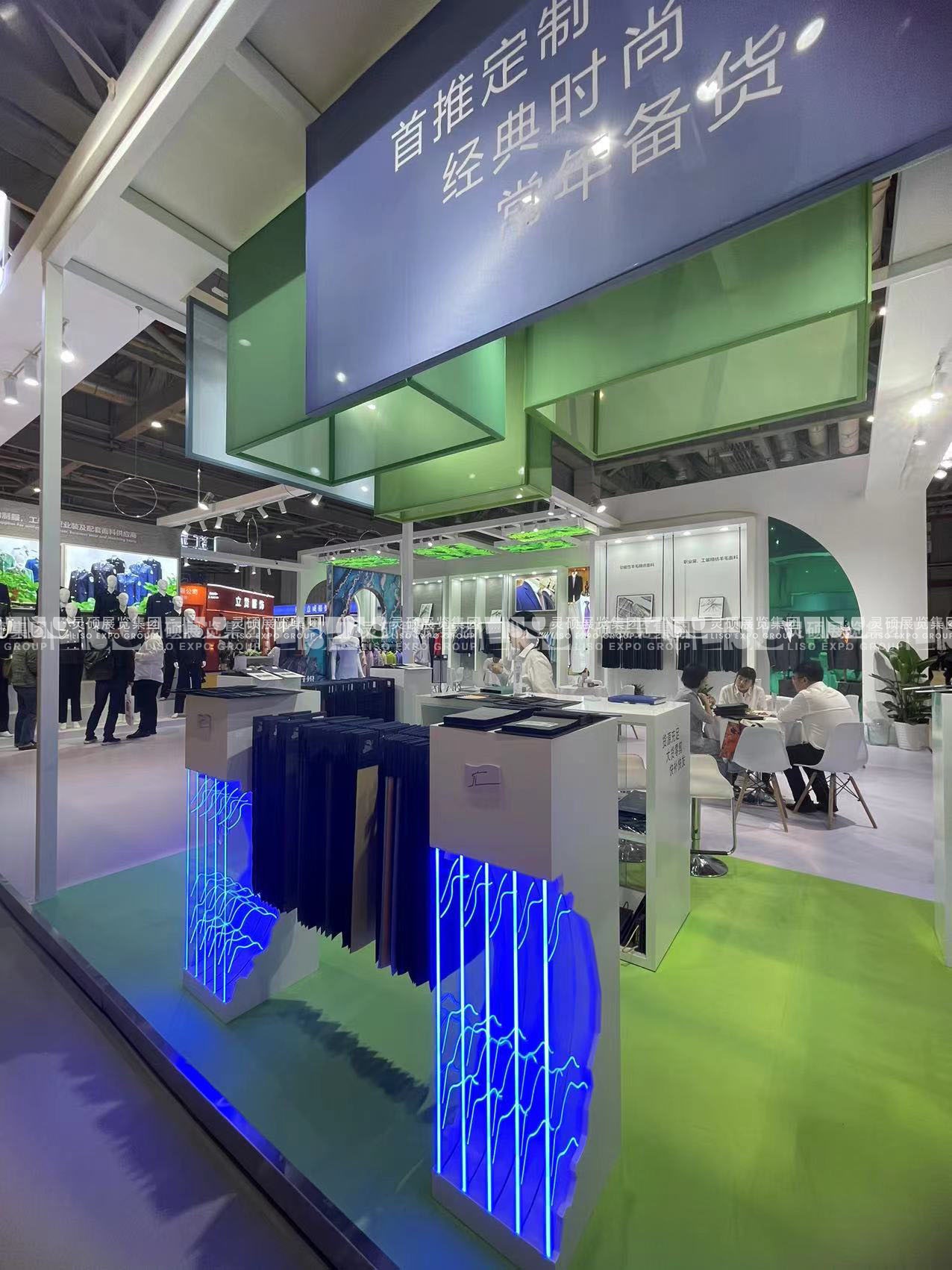 校服展展臺(tái)搭建案例-箭鹿集團(tuán)