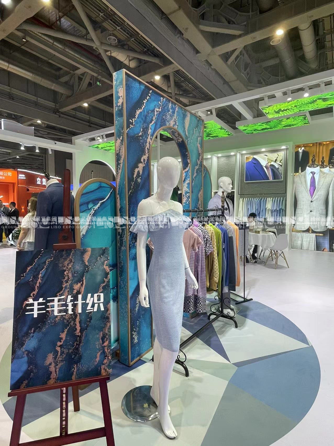 校服展展臺(tái)搭建案例-箭鹿集團(tuán)